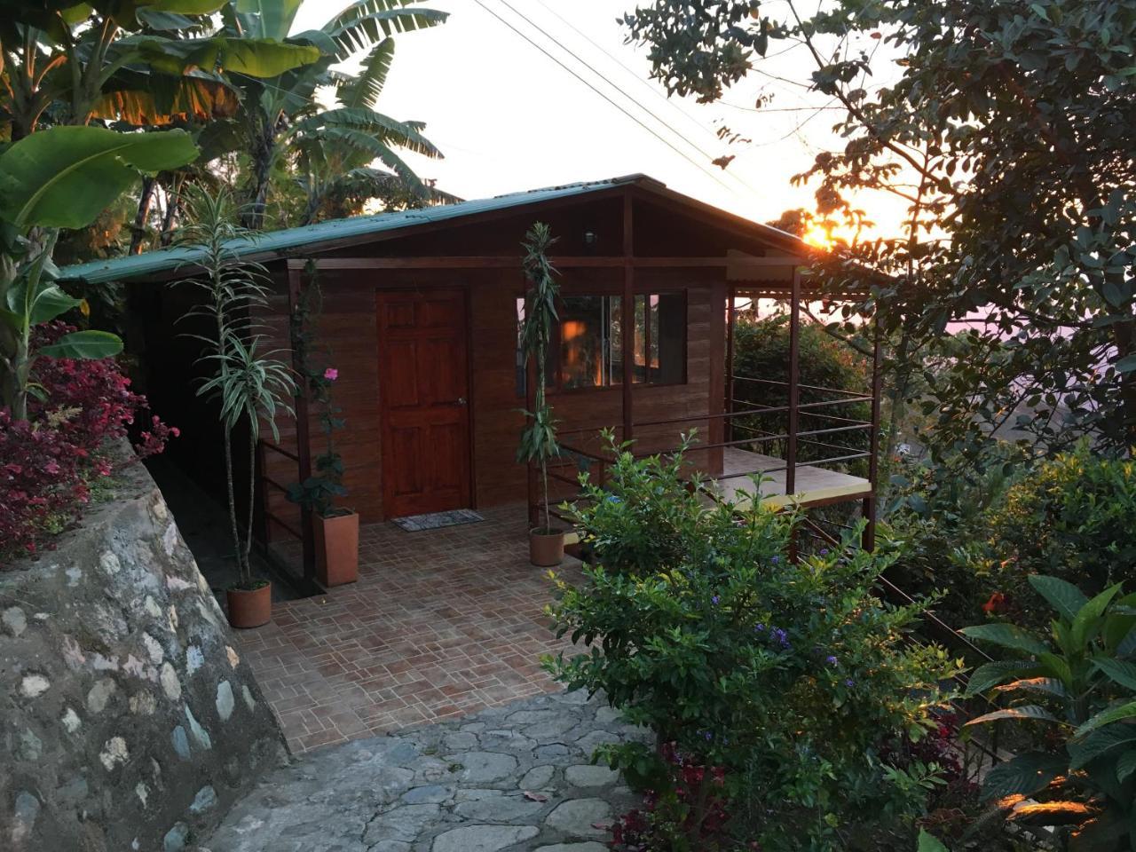 米拉多尔芬卡莫罗加克住宿加早餐旅馆 马尼萨莱斯 外观 照片